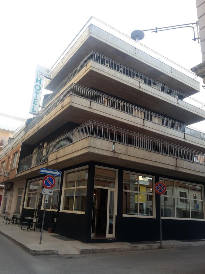 Hotel Antares Garni 길라노바리도 외부 사진